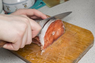  kadın el kırmızı balık keser