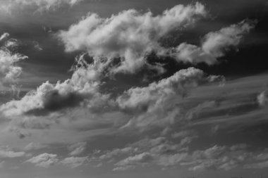 Beyaz bulutların üzerinde karanlık bir gökyüzü, tek renkli