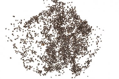 beyaz bir arka plan üzerinde siyah granül çay, izole