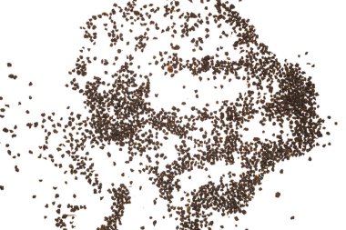 beyaz bir arka plan üzerinde siyah granül çay, izole