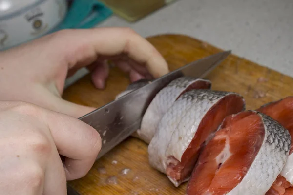 Женская Рука Режет Красную Рыбу — стоковое фото