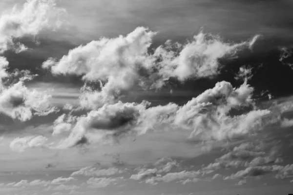 Nuvens Brancas Céu Escuro Monocromático — Fotografia de Stock