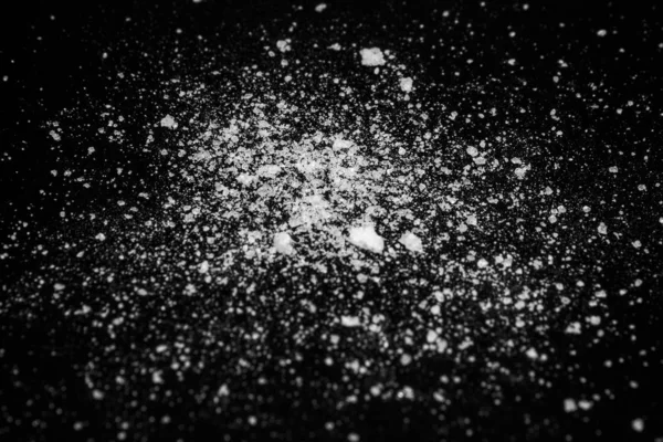 Wit Kristallijn Poeder Een Zwarte Achtergrond Suiker Stof — Stockfoto