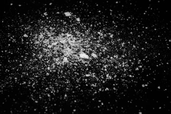 Siyah Bir Arka Plan Üzerinde Beyaz Kristal Toz Şeker Tozu — Stok fotoğraf