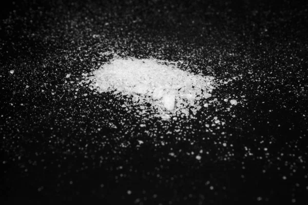 Białym Krystalicznym Proszkiem Czarnym Tle Pył Cukrowy — Zdjęcie stockowe