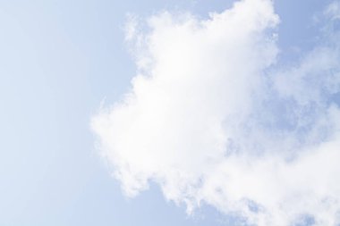 Mavi gökyüzüne karşı beyaz bulutlar.