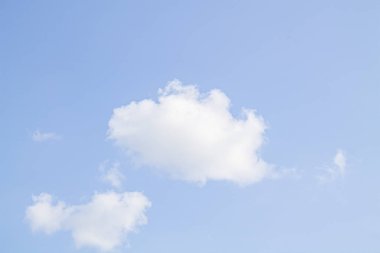 Mavi gökyüzüne karşı beyaz bulutlar.