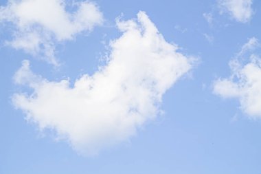 Mavi gökyüzüne karşı beyaz bulutlar.