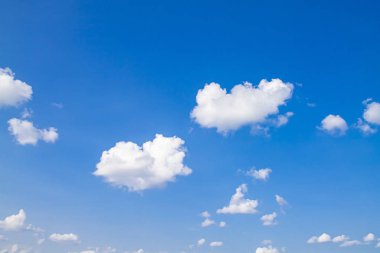 Mavi gökyüzüne karşı beyaz bulutlar.