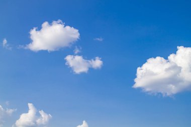 Mavi gökyüzüne karşı beyaz bulutlar.