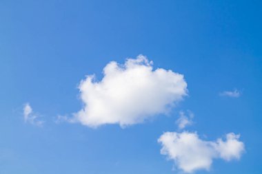 Mavi gökyüzüne karşı beyaz bulutlar.