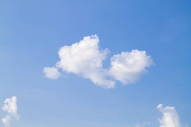 Mavi gökyüzüne karşı beyaz bulutlar.