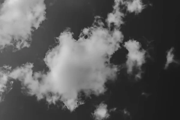 Nuvens brancas contra o céu escuro. monocromático — Fotografia de Stock