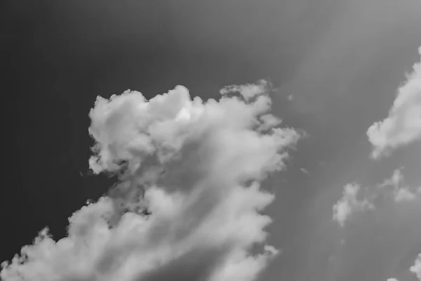 Witte wolken tegen de donkere hemel. Monochroom — Stockfoto