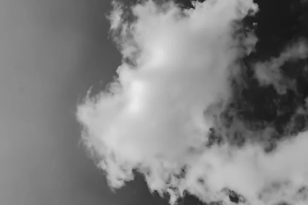 Білі хмари на тлі темного неба. монохромний — стокове фото