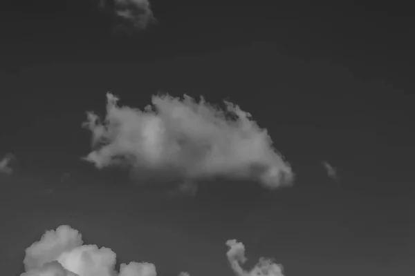 어두운 하늘에 흰색 구름. 흑백 — 스톡 사진