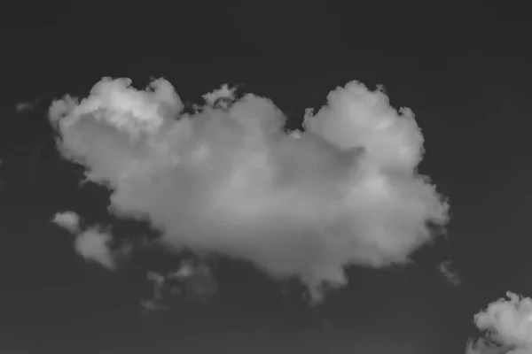 Fehér felhők a sötét égre. Monokróm — Stock Fotó