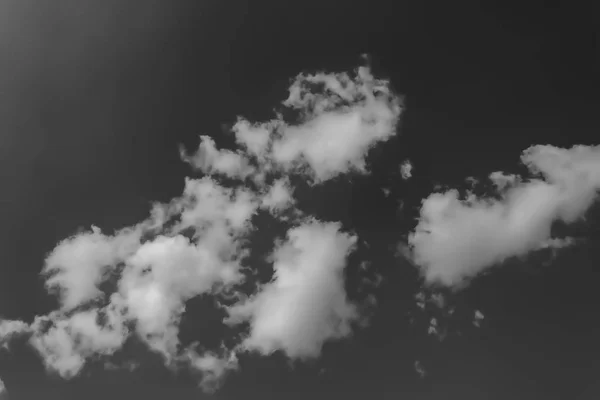 Weiße Wolken vor dem dunklen Himmel. monochrom — Stockfoto