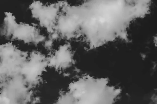 Weiße Wolken vor dem dunklen Himmel. monochrom — Stockfoto