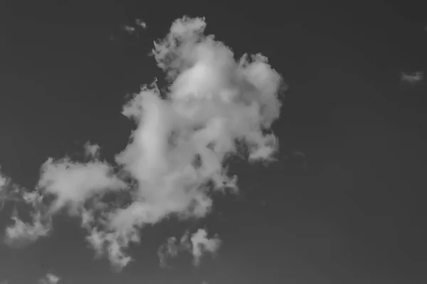 Nuvens brancas contra o céu escuro. monocromático — Fotografia de Stock