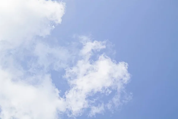 Witte Wolken Tegen Blauwe Lucht — Stockfoto