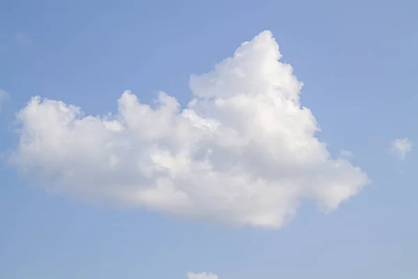 Valkoiset Pilvet Sinistä Taivasta Vasten — kuvapankkivalokuva