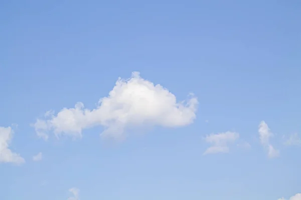 Awan Putih Melawan Langit Biru — Stok Foto
