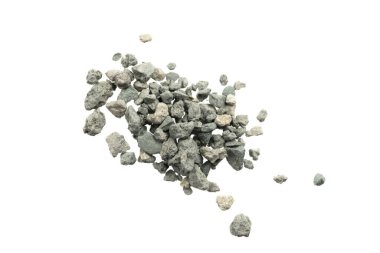 Gri küçük kayaların zemin dokusu izole edilmiş beyaz arkaplan. Siyah küçük yol taşı. Taş çakıl taşları, dikişsiz doku. Ezilmiş granit çakılların koyu arkaplanı, yakın plan. yığılan kil