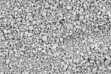 Gri küçük kayaların zemin dokusu. Siyah küçük yol taşı arka planı. Taş çakıl taşları, dikişsiz doku. Ezilmiş granit çakılların koyu arkaplanı, yakın plan. yığılan kil