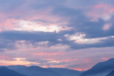 Güzel dağ yaz akşamı günbatımı manzara Baika Gölü