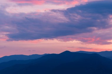 Güzel dağ yaz akşamı günbatımı manzara Baika Gölü