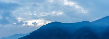 Güzel dağ yaz akşamı günbatımı manzara Baika Gölü