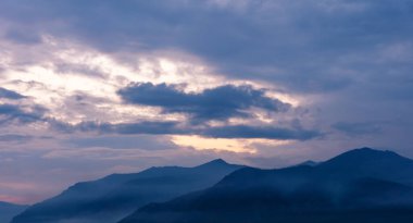 Güzel dağ yaz akşamı günbatımı manzara Baika Gölü