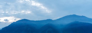 Güzel dağ yaz akşamı günbatımı manzara Baika Gölü