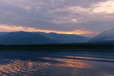 Güzel dağ yaz akşamı manzarası Baykal Gölü