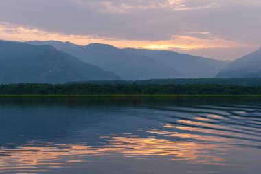 Güzel dağ yaz akşamı manzarası Baykal Gölü