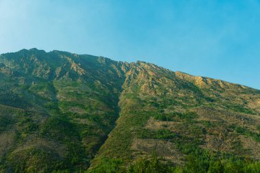Öğleden sonra güzel dağ manzarası