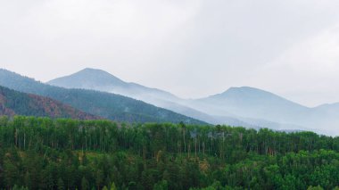 Öğleden sonra güzel dağ manzarası