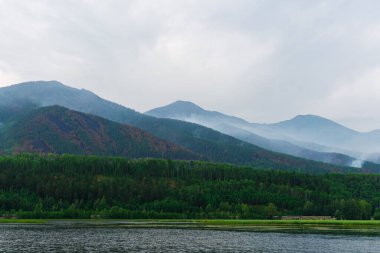 Öğleden sonra güzel dağ manzarası. Baykal Gölü