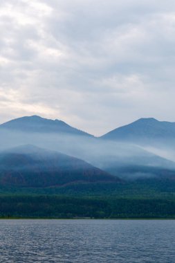 Öğleden sonra güzel dağ manzarası. Baykal Gölü