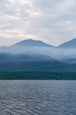 Öğleden sonra güzel dağ manzarası. Baykal Gölü