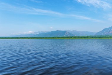 Öğleden sonra güzel dağ manzarası. Baykal Gölü
