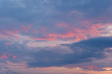 Gün batımı arkaplan dokusunda bulutlar