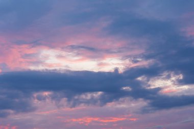 Gün batımı arkaplan dokusunda bulutlar