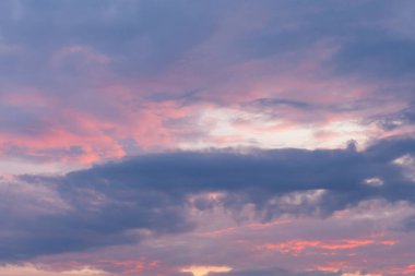 Gün batımı arkaplan dokusunda bulutlar