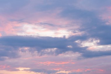 Gün batımı arkaplan dokusunda bulutlar