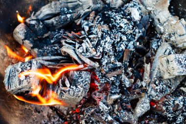 Şenlik ateşinde közler