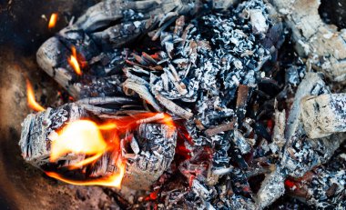 Şenlik ateşinde közler