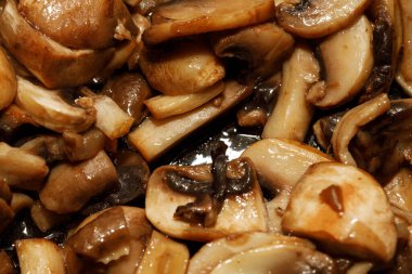 Arka plan dokusunda kızartılmış şampiyon mantarları