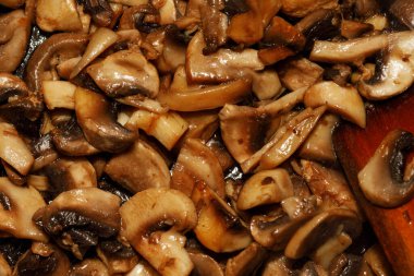 Arka plan dokusunda kızartılmış şampiyon mantarları